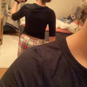 Svart topp med trekvartsärmar - Säljer en svart topp från H&M i storlek 158/164. Toppen har trekvartsärmar och en rund halsringning.  Helt oanvänd med prislapp kvar.