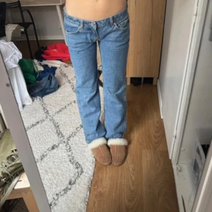 Blå jeans med bootcut - Snygga blå jeans med bootcut-stil och klassisk femficksdesign. Perfekta för en avslappnad look. De har en låg midja och är tillverkade i ett bekvämt denimtyg.