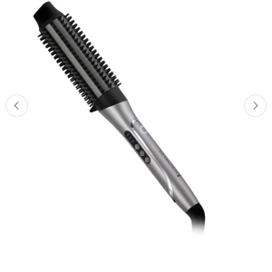 Silverfärgad värmeborste från Remington - Säljer en silverfärgad värmeborste från Remington. Den skapar volym och lockar i håret. Har testat 1-2 gånger, den kommer med alla produkter som va med när den köptes och den är helt ny, fler bilder kom privat. 