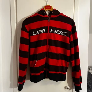 Röd och svart randig hoodie - Säljer en cool röd och svart randig hoodie. Den har en dragkedja framtill och bekväm huva💫💫