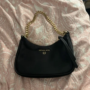 Michael Kors väska  - äkta o köpt i somras från johnells men används aldrig🥰 kan mötas 