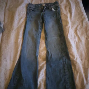 lågmidjade bootcut jeans  - ljus blå lågmidjade bootcut jeans från Gina tricot. Storlek 146!! Skriv om ni har frågor och ge gärna prisförslag☺️☺️