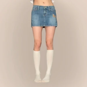 Jeanskjol med fjärilsbroderi - Så snygg 2000s jeanskjol med broderade fjärilsdetaljer! Jag på bilden har strl 38 på underdelar och är 170cm lång. Klicka på köp nu <33