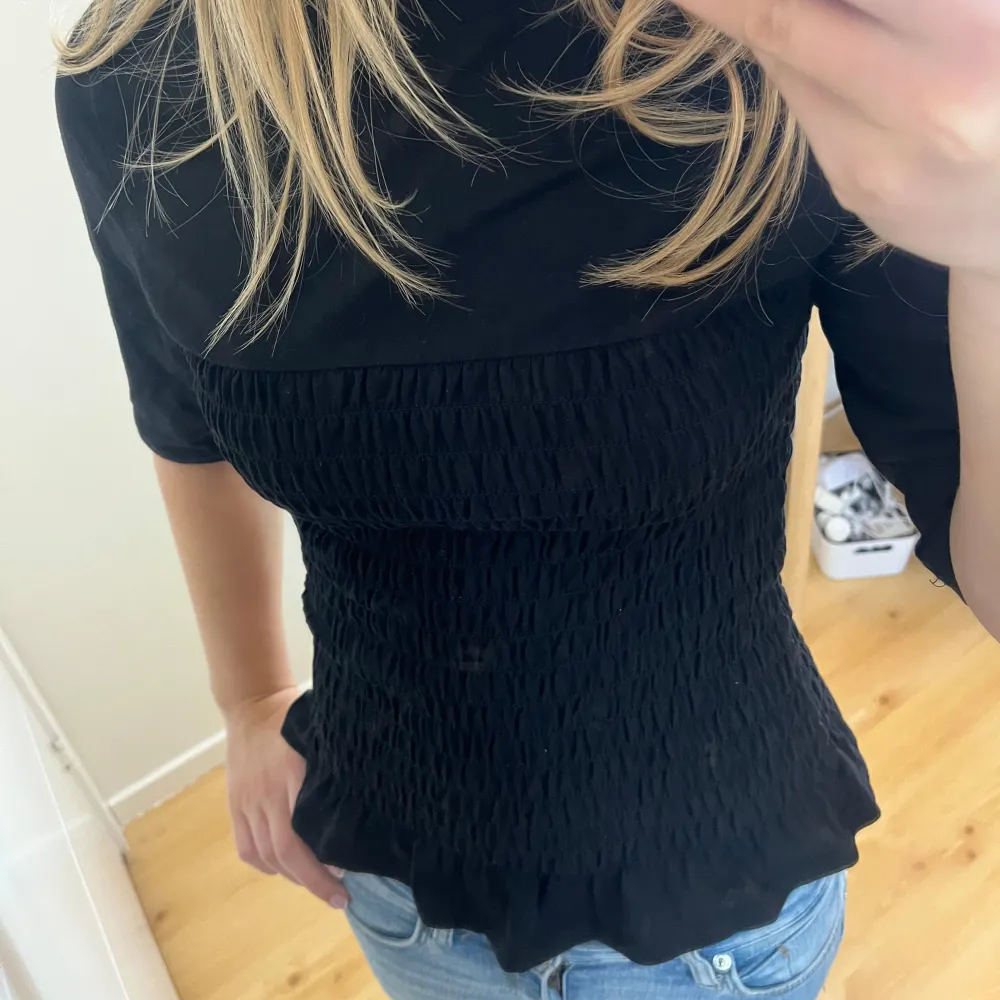 Snygg svart topp med smockdetaljer. Slutsåld från hm och använd en gång💗. T-paidat.