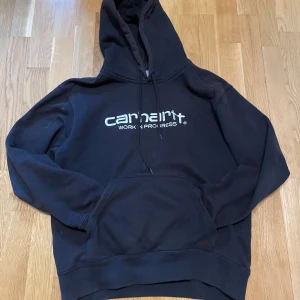 Carhartt Hoodie - Är lite solblek men inga andra skador. Köptes för ca. 1år sen