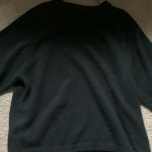 Marin blå stickad tröja från  157 - Säljer en helt oanvänd marin blå stickad tröja med avklippta ärmar, perfket till alla väder och årstider