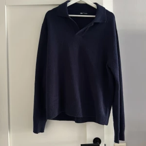 Mörkblå tröja från Zara - Säljer en stilren Kashmir mörkblå tröja från Zara. En perfekt tröja nu till vår/sommaren! 10/10 skick! Hör av er vid fler frågor eller bilder! :) 