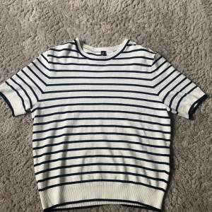 Randig kortärmad tröja från H&M - Fin svart vit randig kofta från hm som bara används en, två gånger. Som bara legat i garderoben 💕💕