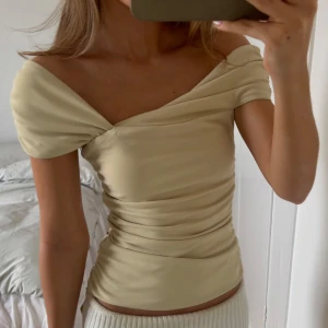 Gul asymmetrisk topp - Supersnygg ljusgul asymmetrisk topp från zara💛