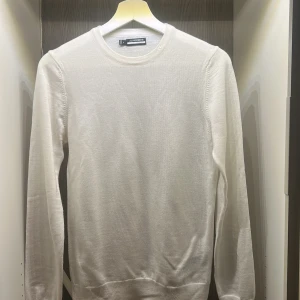 Vit tröja från J.Lindeberg - Säljer en stilren vit tröja från J.Lindeberg. Tröjan har en klassisk rund hals och långa ärmar. Perfekt för en minimalistisk look. Helt ny bara testa en gång, skicka inom 2 dagar 