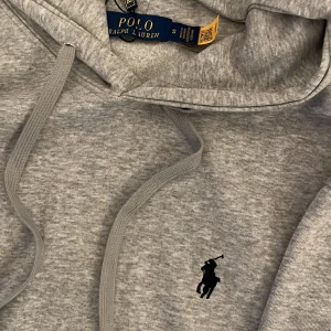 Polo Ralph Lauren - Säljer denna helt nya Polo Ralph Lauren, storlek S men räkna med att den är mindre och kortare i ärmen. Ej äkta men man kan skanna Qr kod!!!