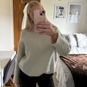 Vit stickad tröja - Superfin vit stickad tröja från zara, väldigt varm och mysig. 