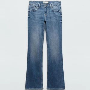 Blå bootcut jeans från Zara - Snygga blå low waist bootcut jeans från Zara. Midjemått 38 och innerbensmått 80. Midjan är insydd på sidorna men går enkelt att sprätta upp.