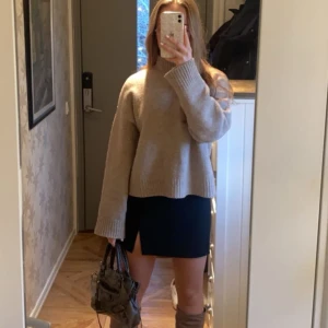 Beige stickad polo - Välanvänd och lite nopprig.