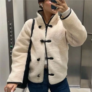 Teddyjacka (helt ny) - Mysig beige teddyjacka från H&M. Helt ny med lapparna kvar! 