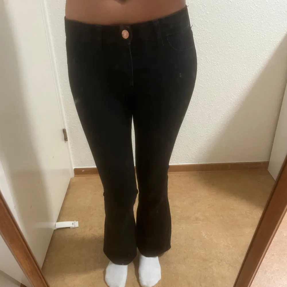 svarta bootcut jeans med lÄg midja. 𩷠frÄn h&m. Farkut & Housut.