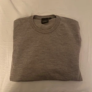Oscar Jacobsson Merino Crewneck - Oscar Jacobsson Merino Crewneck i storlek S. Den är sparsamt använd och i mycket fint skick. Nypris: 1499 Mitt pris: 350 