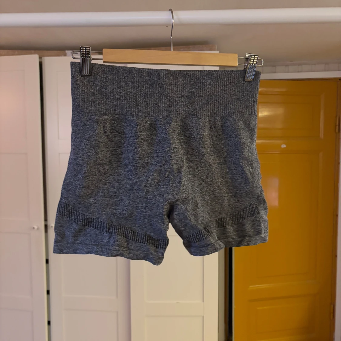 Grå träningsshorts med scrunch