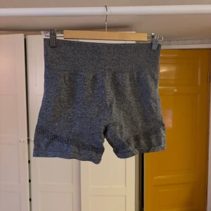 Grå träningsshorts med scrunch - Fint skick. Står tyvärr ingen storlek men är ganska säker att det är storlek M.