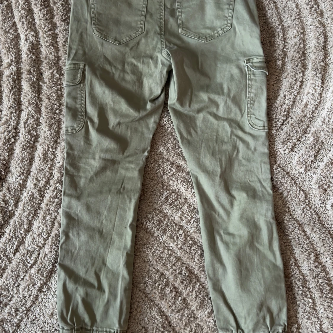 Gröna cargobyxor från ONLY - 2