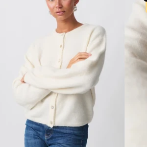 Vit kofta med knappar - Vit kofta med knappar framtill, långa ärmar! Nypris 399kr🥰