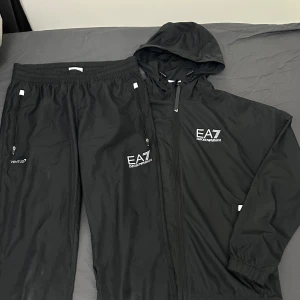 E*7 tracksuit - Svart tracksuit storlek M.