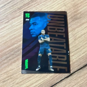  Kylian Mbappe top class fotbollskort - Säljer ett fotbollskort top class mbappe unbeatable har en mini skråma på höger sida. Det är en av 18 stycken varianter på unbeatable samlingen och är ovanlig.