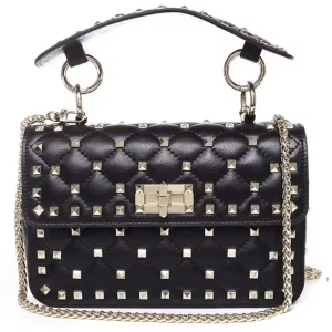 Svart  axelväska med nitar - Snygg svart axelväska med quiltad design och silverfärgade nitar.  Äkta läder!💖
