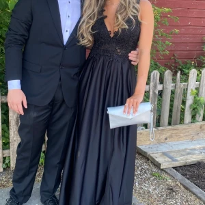 Balklänning - Jättefin balklänning från Emilianos. Använd 1 gång, så i jätte bra skick. Även tvättad på kemtvätt efter användningen. Nypris 3500kr