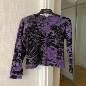 Tie-dye babytee  - Cool croppad tie-dye babytee i lila 💜🖤Sååå unik och cool! Kort så som en genuin babytee, väldigt 90s 🕸️I bomull och väldigt stretchig. Ingen storlek men jag tycker den är som en stor M eller vanlig L 🪻Jättefint skick! 