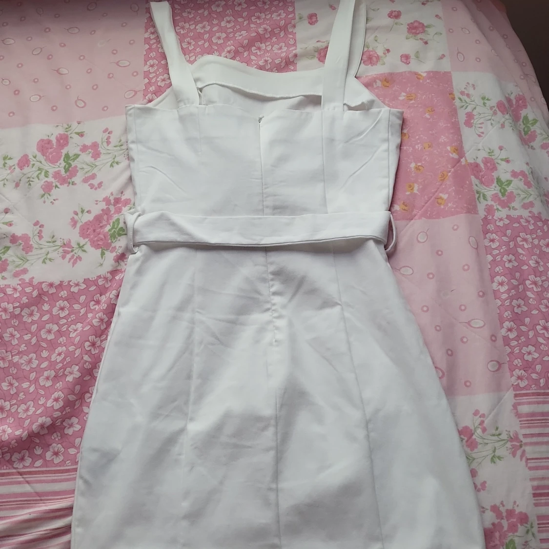 Vit klänning med bälte - 3