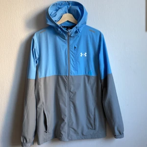 Under Armour windbreaker  - Säljer denna asfeta vindjackan från Under Armour, köpt på JD för 1000kr och den är i nyskick! Tveka inte med att ställa frågor. Priset går att diskuteras. 