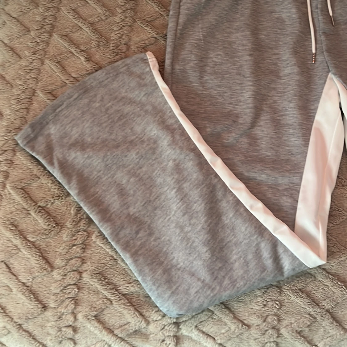 Grå mjukisbyxor med vit detalj - 1