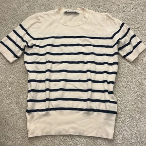 Randig tröja från Zara - Randig tröja från Zara. Tröjan är finstickad med korta ärmar och en rund halsringning. 