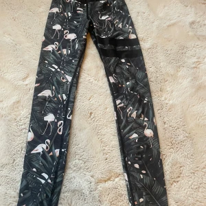Stronger byxor med flamingos - Snygga leggings från stronger som tagit hands om väl.