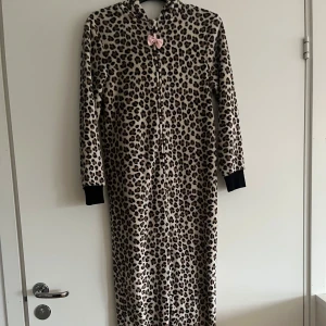 Leopard onpiace - Leopard onpiace som har används mycket genom åren men som tyvärr inte passar längre . Perfekt för att mysa framför teven 