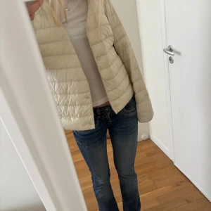 Uniqlo jacka !! - Säljer den här tunna dunjackan från uniqlo💗As najs att ha i vår🔥 köpte förra året och är knappt använd, inga defekter. Strl s men passar allt från xs-m💞Pris går att diskuteras!