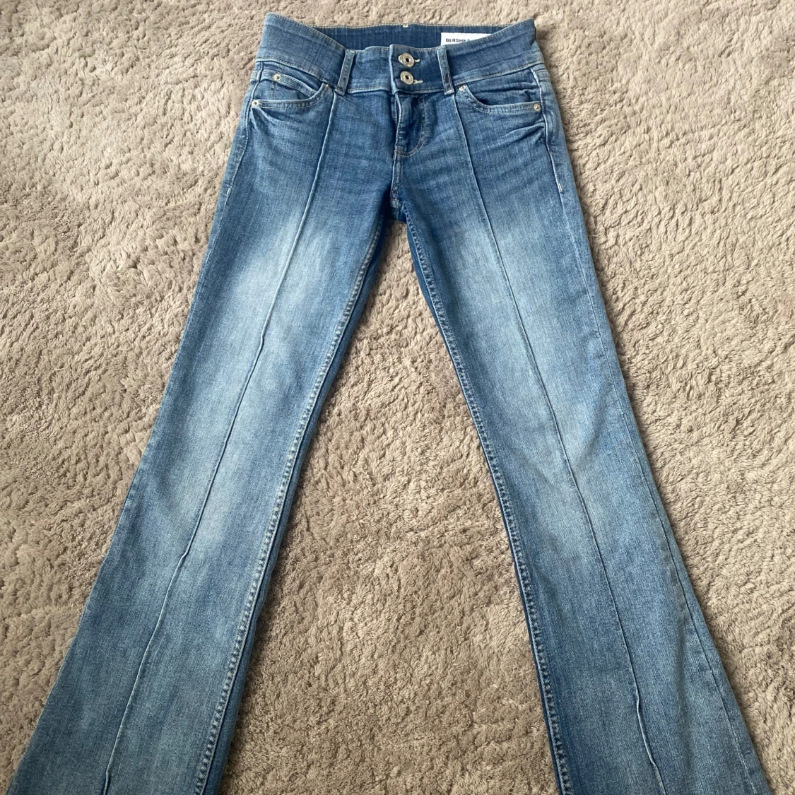 Blå bootcut jeans med pressveck  - 2
