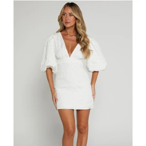 Vit klänning med puffärmar - Säljer denna virala klänningen från Showpo i storlek 36/S. Klänningen är helt oanvänd och med prislappen kvar. 