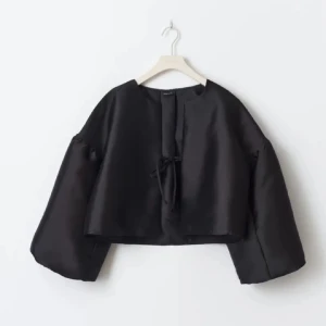 Blus - Svart blus med puffärmar från Gina tricot, säljer för att den inte passar mig😍