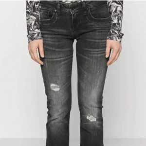 Ltb jeans valerie - Säljer mina super snygga jeans från Ltb, jag älskar verkligen dessa jeans men de är tyvärr lite för stora för mig, de har några små effekter längst ner på benen men det är inget man märker när man har på sig de ( se de sista två bilderna ) 