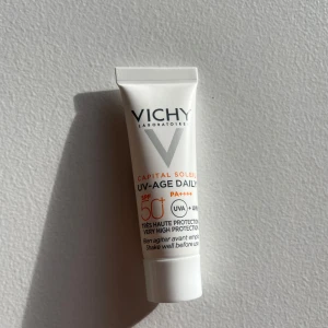 Vichy Capital Soleil UV-Age Daily SPF 50+ - Vichy Capital Soleil UV-Age Daily med SPF 50+ ger mycket högt skydd mot UVA- och UVB-strålar. Perfekt för daglig användning för att skydda huden mot ålderstecken orsakade av solen. Kommer i en smidig tub på 3 ml, lätt att ta med sig.