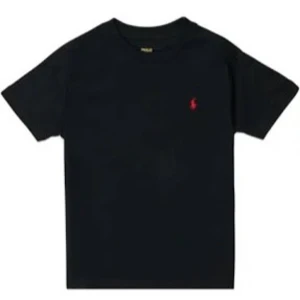 ralph lauren t shirt - svart polo t shirt med rött märke. ganska använd men fortfarande bra skick, lite solblekt och urtvättad. skriv privat för mer information.