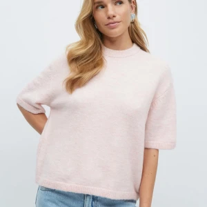 Stickad t shirt - Rosa stickad t shirt från gina som är helt oanvänd❤️
