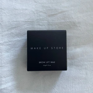 Brow Lift Wax från Make Up Store - Transparent brynvax som lyfter och formar dina bryn för en perfekt look. Ger långvarig stadga och fylliga bryn. Perfekt för att hålla brynen på plats hela dagen.