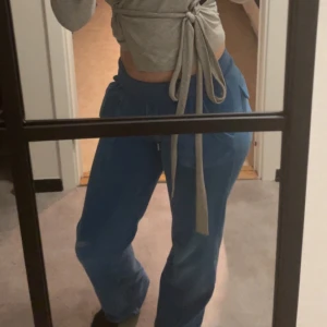Blå juicybyxor - Säljer ett par bekväma blå mjukisbyxor med dragsko i midjan. Perfekta för en avslappnad stil.