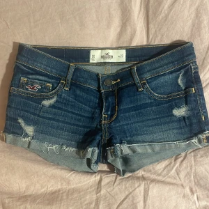 Blå låg midja jeansshorts från Hollister - Super low waist shorts from hollister, perfect condition. Compares to size xxs-xs