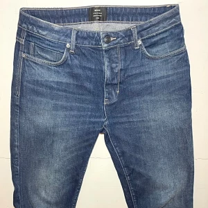 Nuew jeans | mörkblå - Neuw Jeans | mörkblå fade | Fet baksida, unik me små detaljer | stl 30:32 | regular/slim - straight fit | nypris 1299:-