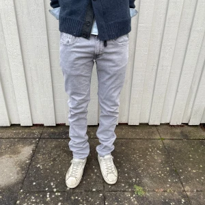 Replay jeans Anbass  - Säljer ett par snygga Replay jeans i modell Anbass. Jeansen är i mycket bra skick utan defekter. Det är storlek W31/L34 men sitter något kortare i längden. Vid minsta fråga eller fundering är det bara att höra av sig🙌😄