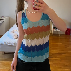 Missoni liknande topp - Supercool topp som påminner om missoni i mönstret, glittrig i tyget. Köpt på en strandbutik i Spanien för 50€. One of a kind verkligen🙏🏻. Står storlek M/L på lappen men jag bär vanligtvis S och den sitter perfekt på mig.